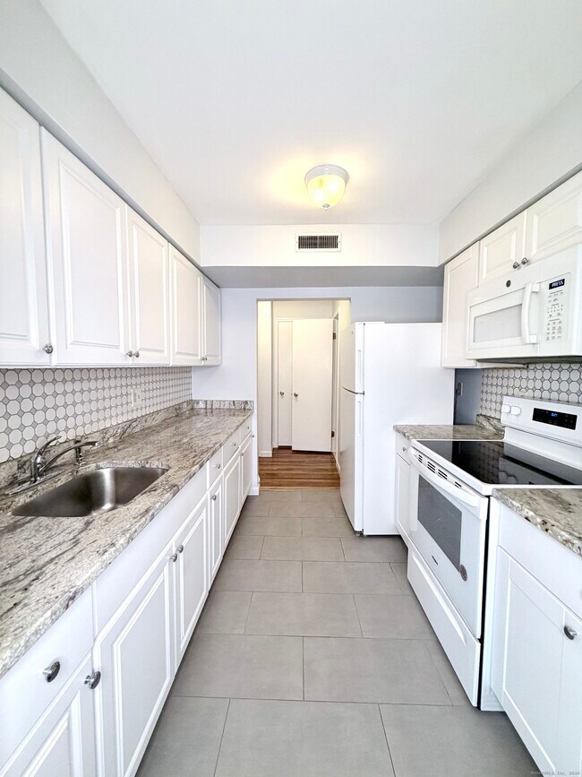 Building Photo - 14 Newtown Rd