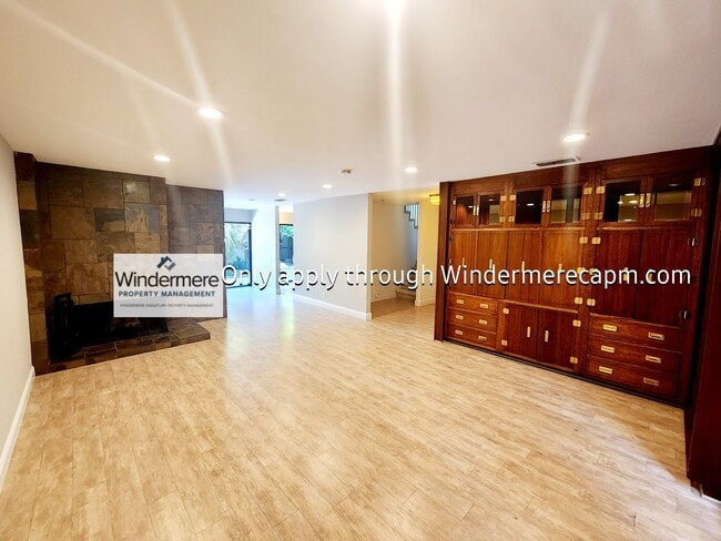 Building Photo - Gorgeous Campus Commons Home Available Now!