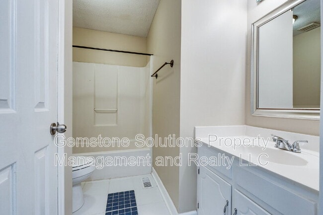 Building Photo - 1111 Cedarhill Ct
