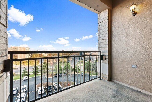 Building Photo - 850 Village Center Dr