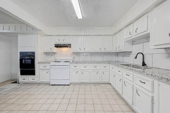 Building Photo - Affordable spacious 4bed/2bath single-fami...