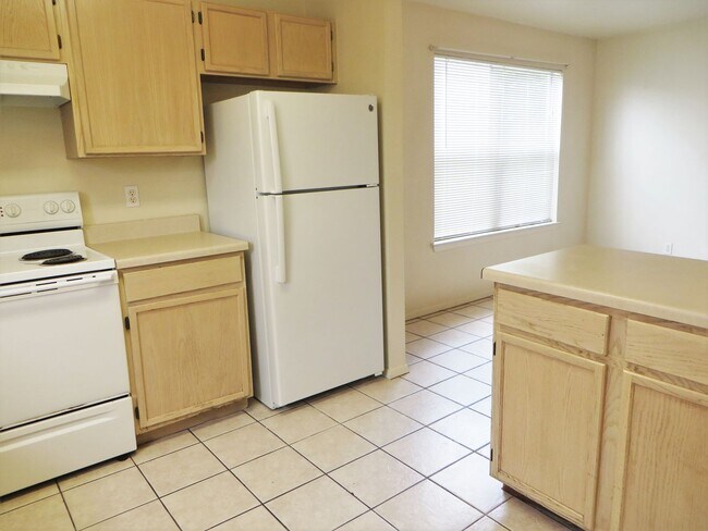 Building Photo - 2216 Katy Ln