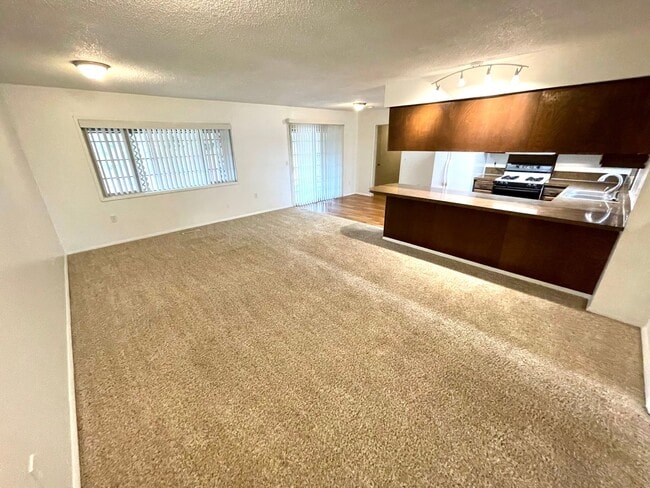Building Photo - 3 Bedroom, 2 bath home in Sunset Village