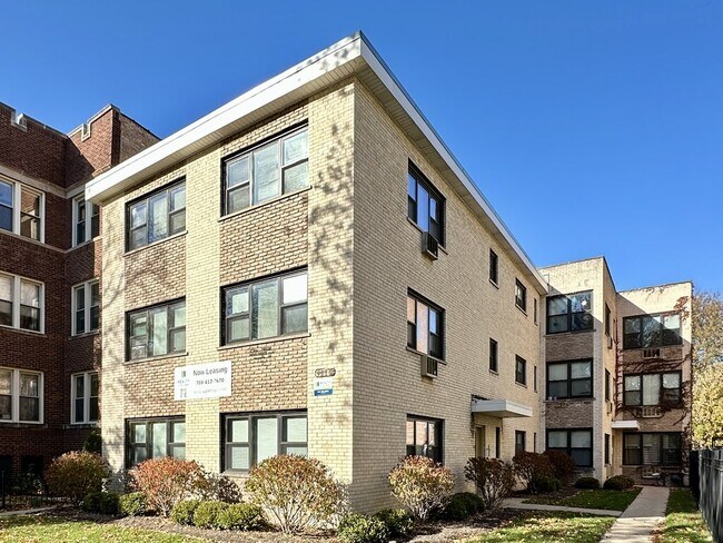 Building Photo - 1644 W Sherwin Ave