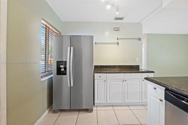 Building Photo - 2433 NW 9th Terrace