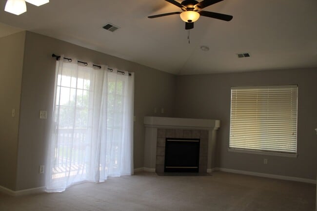 Building Photo - Low-Maintenance Luxury with Community Perks