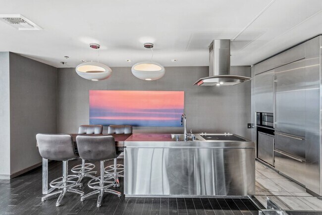 Building Photo - 4381 W Flamingo Rd