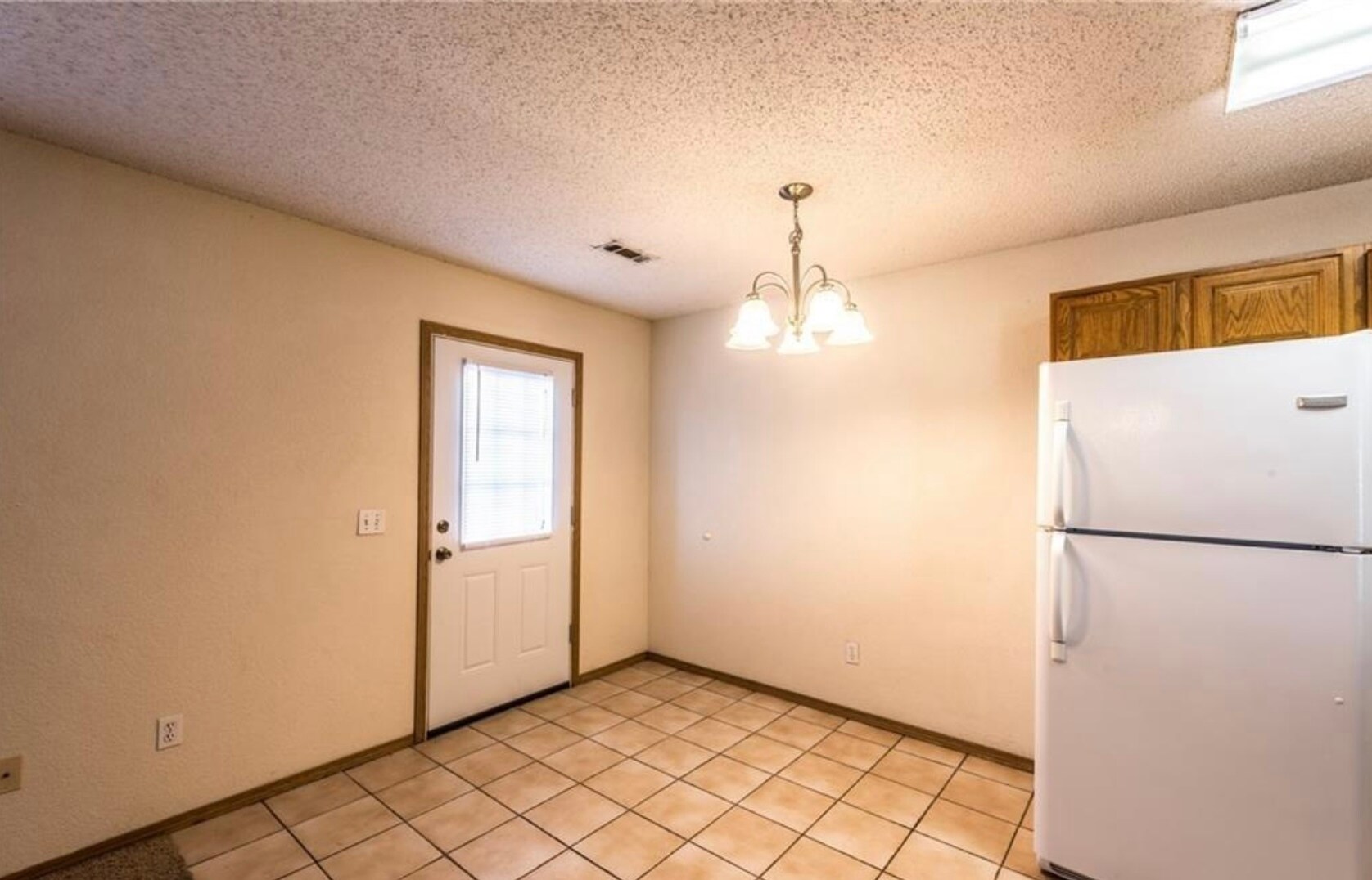 Dining - 887 N Daisy Ln