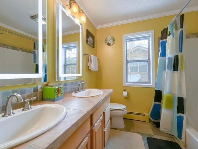 Building Photo - On Bus Route! 2bed/2.5 Bath, Sunny Town House!