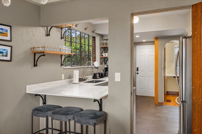 Building Photo - $2000 OFF 1 Months Rent with a Lease Start...