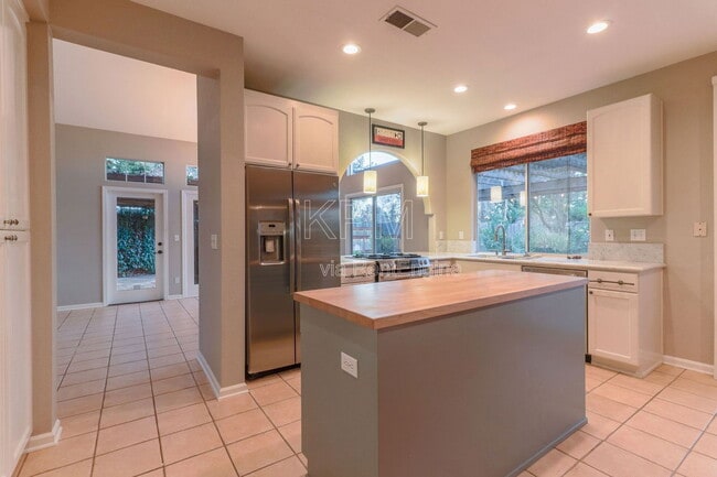 Building Photo - 2326 Carriage Dr