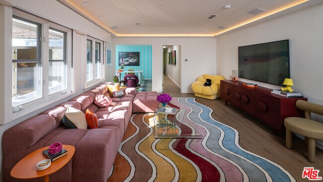 Building Photo - 661 Doheny Rd