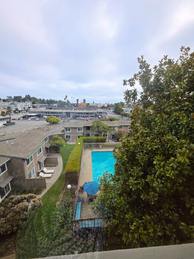 Building Photo - Super Spacious 1 Bedroom- Views of the City - Water and Garbage Included