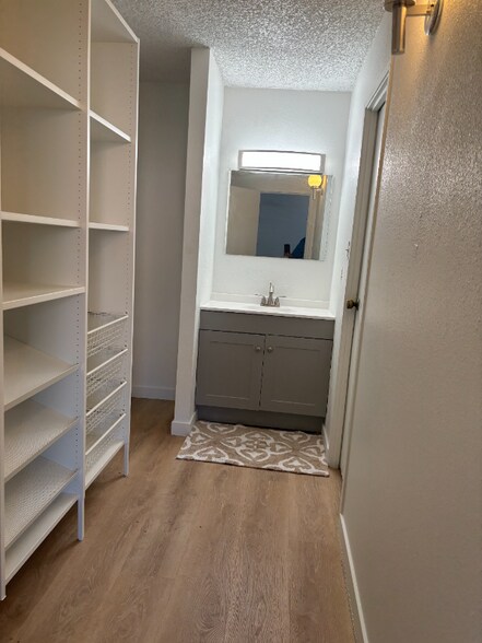 Building Photo - 501 Golden Cir