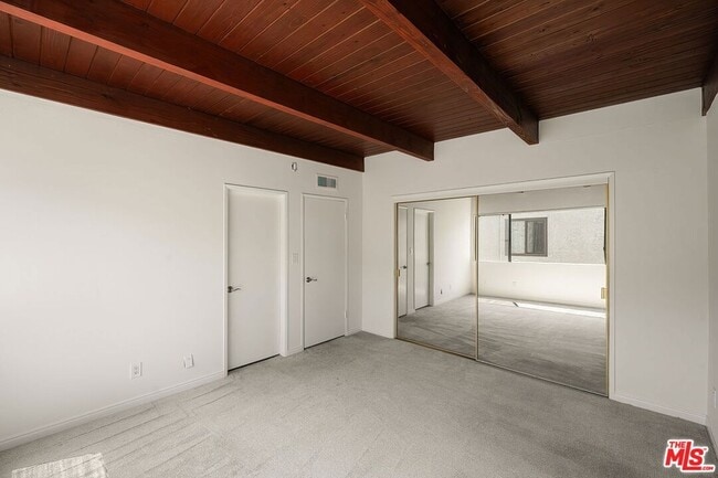 Building Photo - 1805 S Barrington Ave