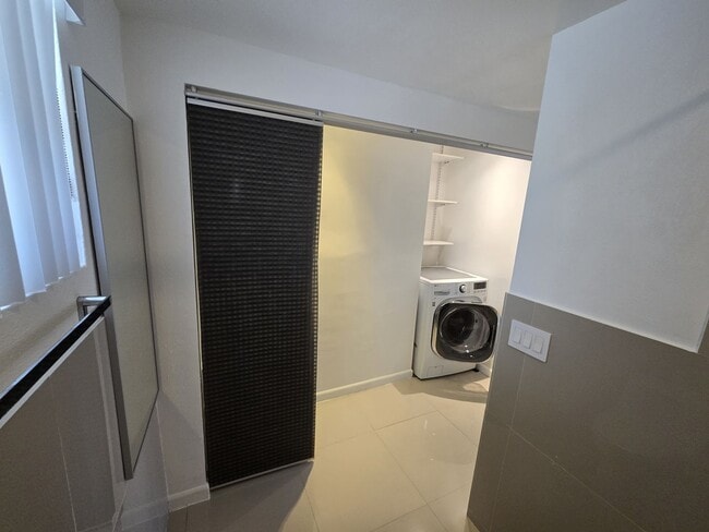 Building Photo - 2-Bed, 2-Bath Miami Condo in HOA Community – Pool, Laundry On-Site