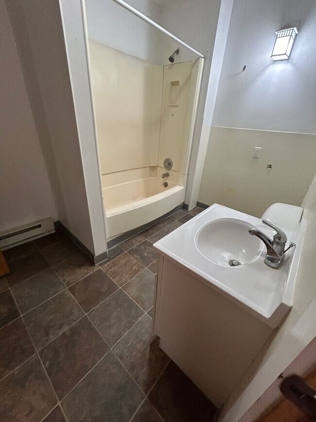 Building Photo - 826 Cass St