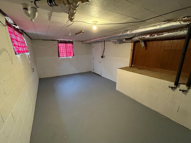 Building Photo - Charming 3-Bedroom 2-Bath with Beautiful Hardwood Floors