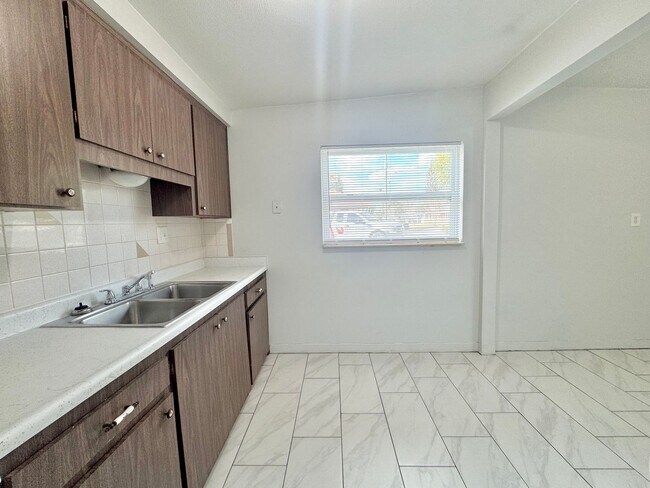 Building Photo - Off Havendale - End Unit Duplex