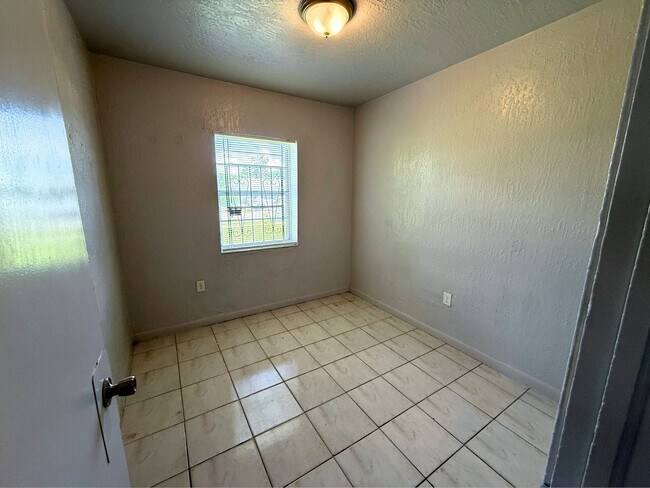 Building Photo - 15330 NW 31st Ave