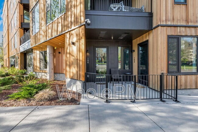Building Photo - 1601 Park Ave