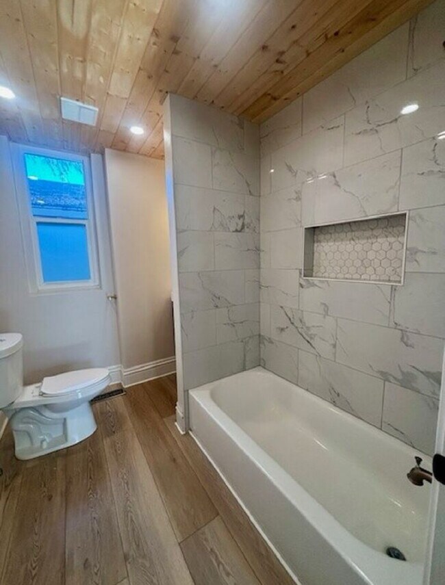 Building Photo - Downtown Remodeled Living