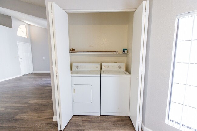 Building Photo - Beautiful 2 bedroom 2 bathroom with privat...