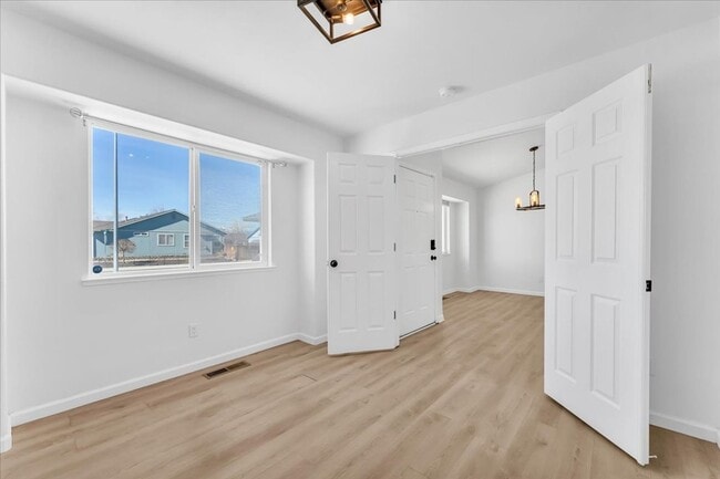 Building Photo - Cute corner lot 3 bed/ 2 bath