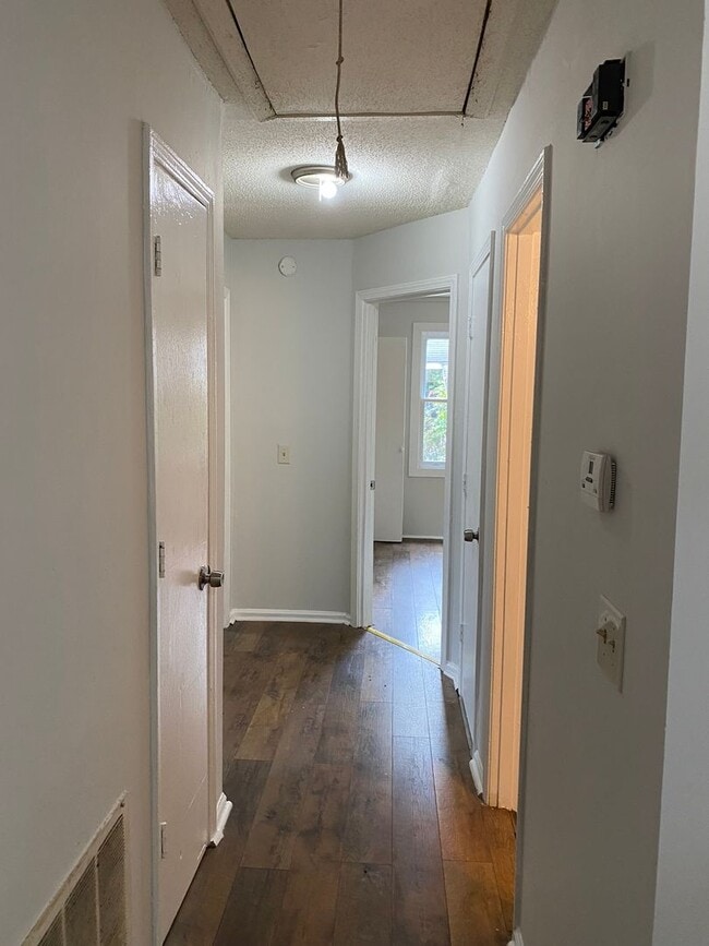 Building Photo - 145 Aster Cir