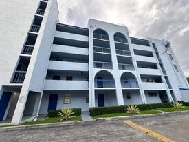 Building Photo - 9440 Fontainebleau Blvd