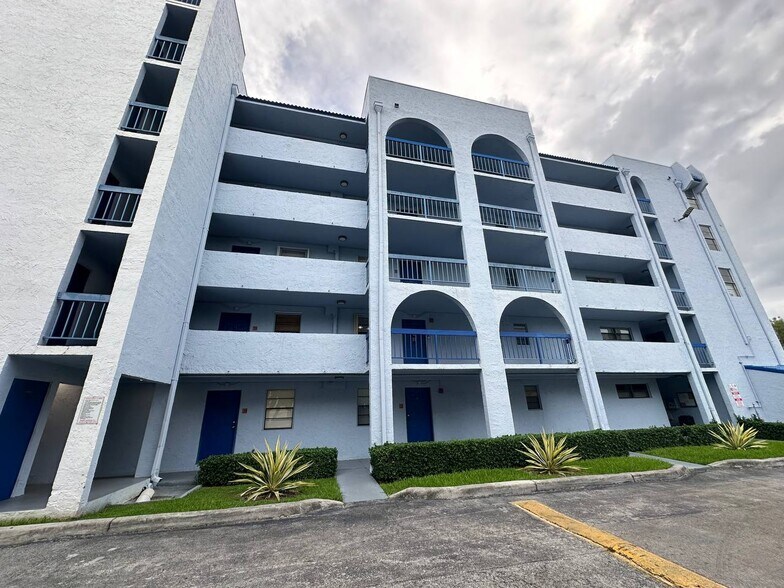 Primary Photo - 9440 Fontainebleau Blvd