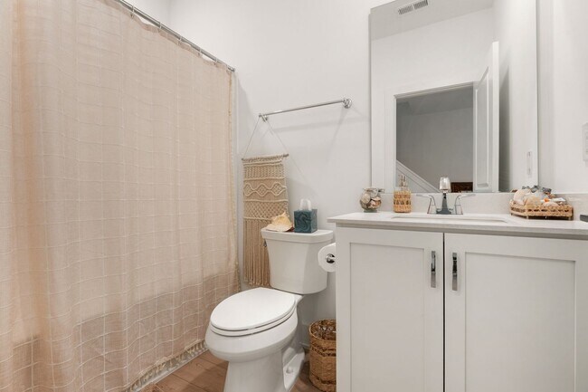 Building Photo - Stunning Like-New Townhome in Prime South Durham Location!