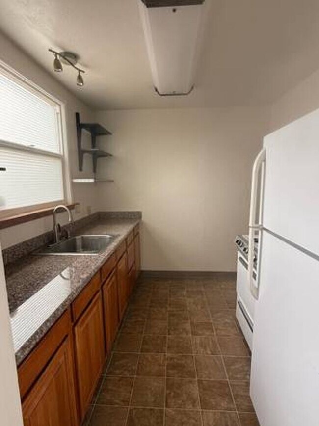 Building Photo - 2Bed - Sunny apartment right at El Cerrito...