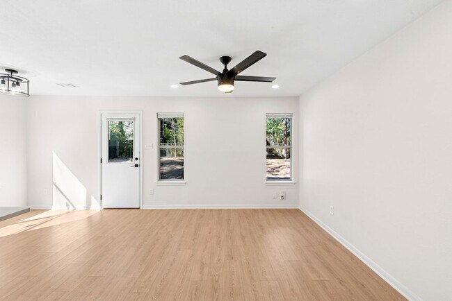 Building Photo - Newly Remodeled Duplex Great Location!