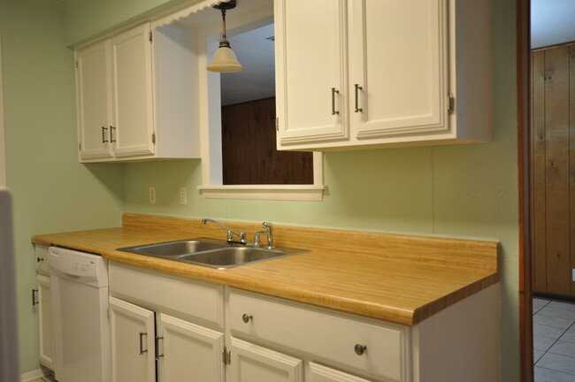 Building Photo - COMING SOON! 3 Bedroom 1.5 Bath Rental in ...