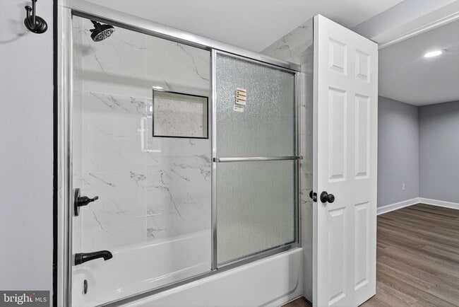 Building Photo - 2403 Kingsway Rd