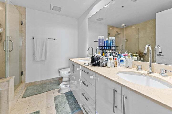 Building Photo - 8536 Casa del Lago