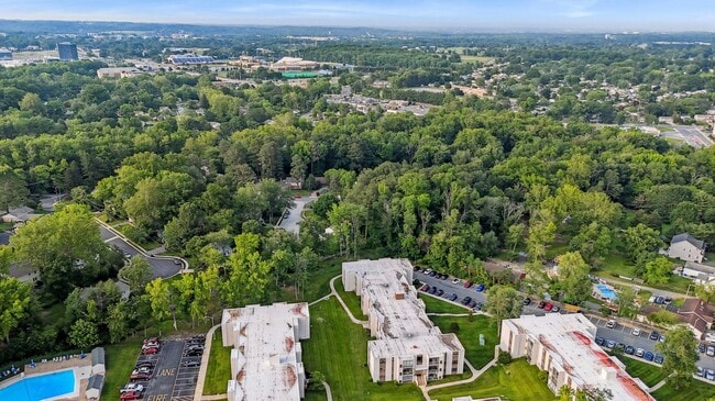 Building Photo - 1 Bedroom Condo Walking distance to UofD-T...