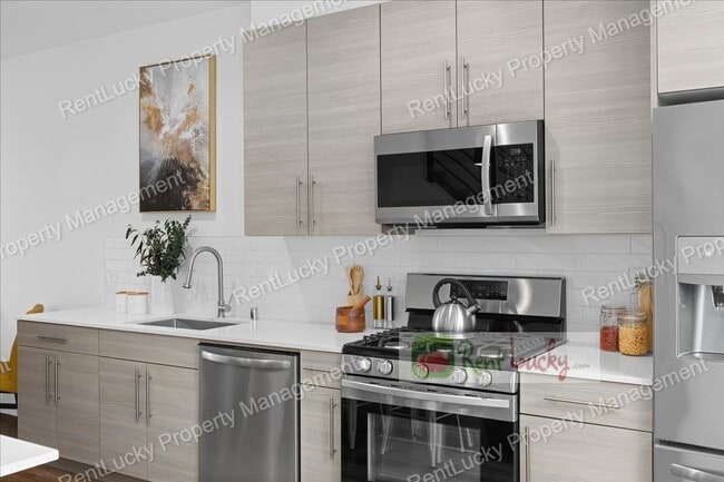 Building Photo - Like-New 2-Bedroom Townhome in Seattle w/R...