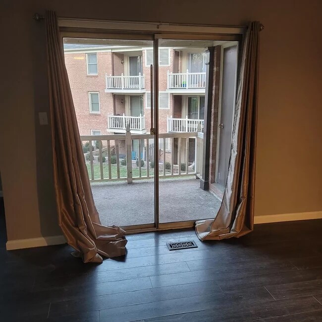 Building Photo - 991 Manor Ln