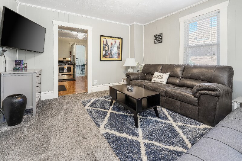 Primary Photo - 2700 S 600 E