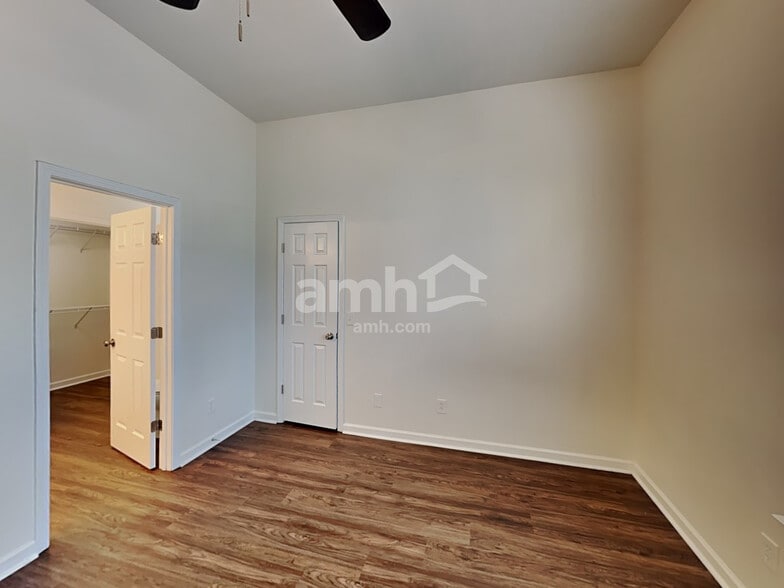 Building Photo - 2114 Debbie Ln