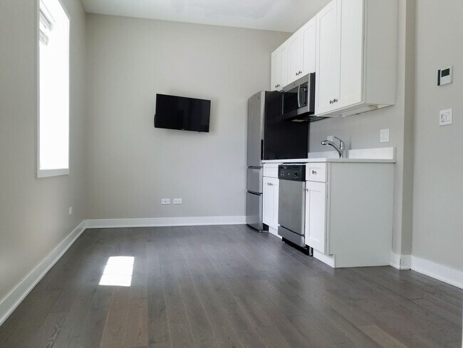 Building Photo - Contemporary studio in Lincoln Park