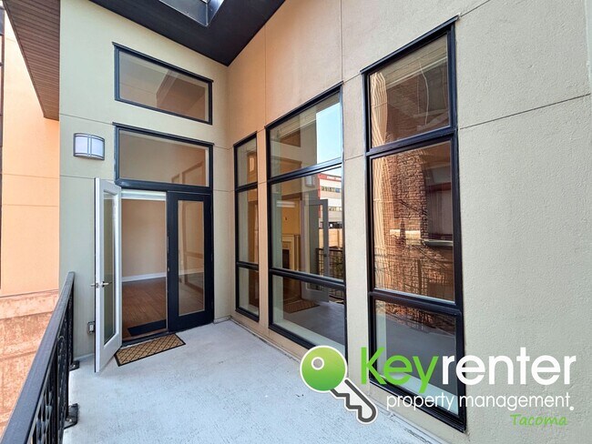 Building Photo - Luxury 2-Bed Condo in Tacoma, No Neighbors...
