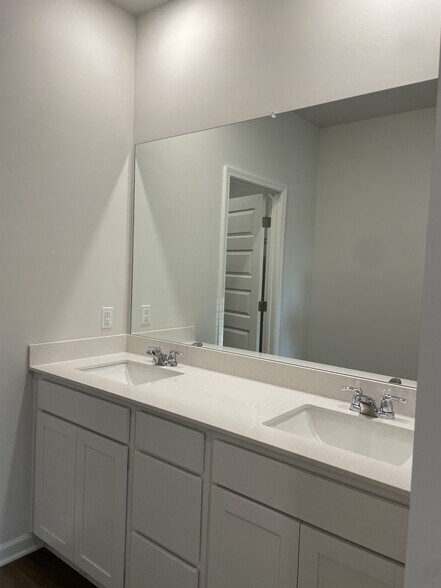 Building Photo - 681 Birdie Dr