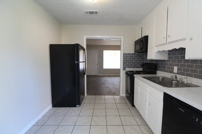 Building Photo - Pet-Friendly 2-Bedroom Duplex with Washer/...