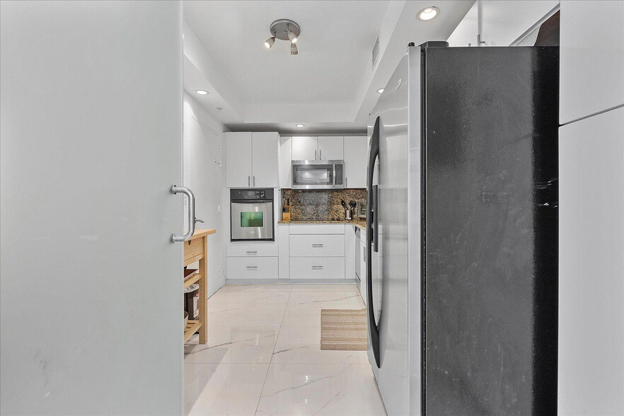 Building Photo - 4001 S Ocean Dr