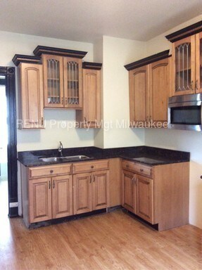Building Photo - Beautiful Upper Duplex