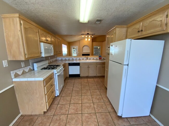 Building Photo - 3 Bedroom Single Story Home Near Unser Blv...