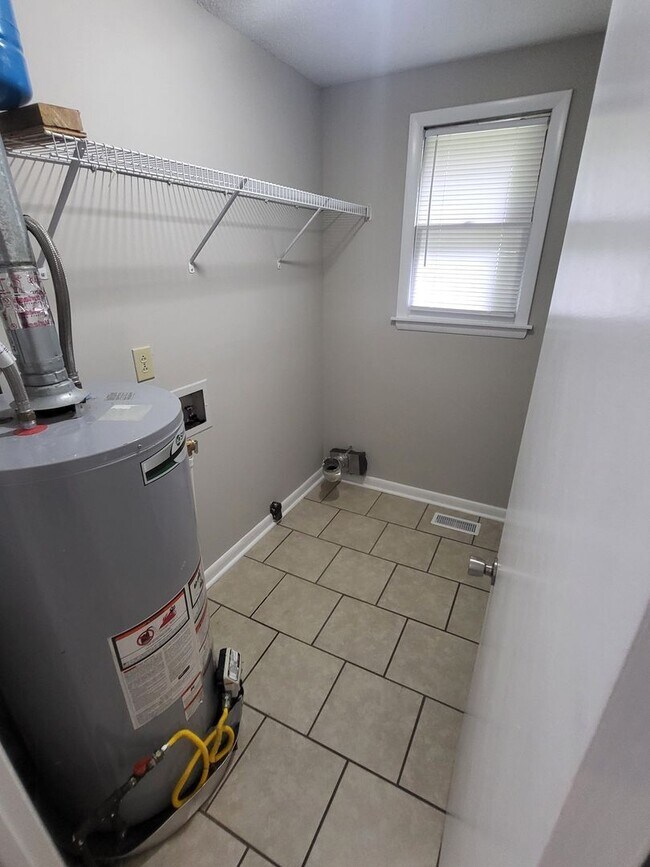 Building Photo - Nice and cozy 3 bedroom 1 bath just renovated